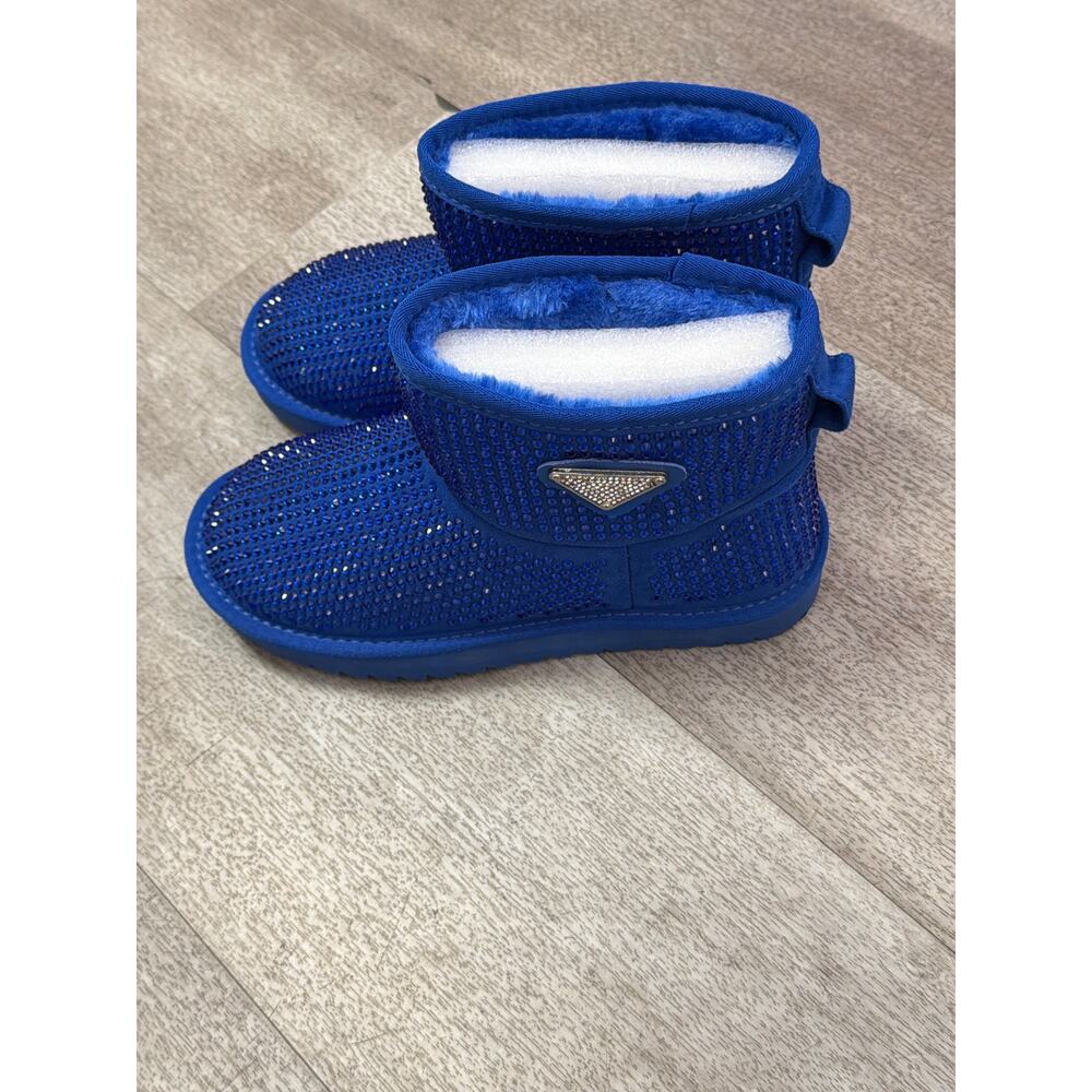 NWB Cape Robin Lindak Royal Blue Rhinestone Faux Fur Boots. Size 6